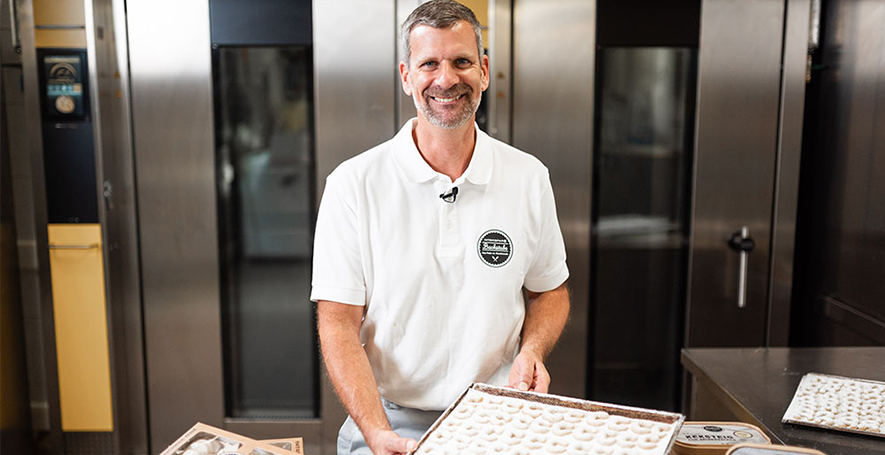 Bäckermeister Martin Pürrer mit seinem INTERSPAR Bäckerliebling, den Vanillekipferl