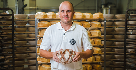 Bäckermeister Daniel Wolkerstorfer mit seinem INTERSPAR Bäckerliebling, dem Walnussbrot