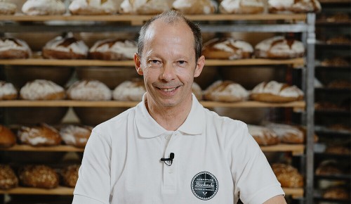 Bäckermeister Manfred Wakolbinger mit seinem INTERSPAR Bäckerliebling, dem Briocheknopf