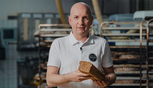 Bäckermeister Hans Jürgen Kölly mit seinem INTERSPAR Bäckerliebling, dem vollkornigen Dinkelkasten