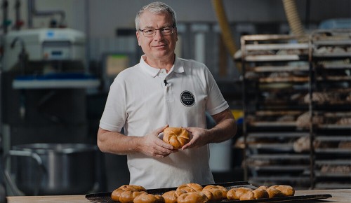 Bäckermeister Hermann Schöpf mit seinem INTERSPAR Bäckerliebling, der Handsemmel