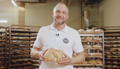 Bäckermeister Sascha Prehofer mit seinem INTERSPAR Bäckerliebling, dem Pane Rustico