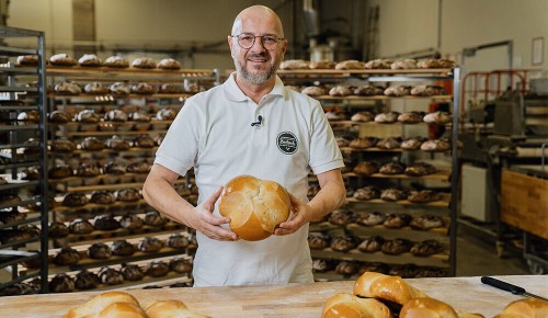 Bäckermeister Johann Pilz mit seinem INTERSPAR Bäckerliebling, der Pinze