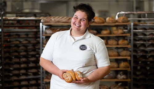 Bäckermeisterin Monika Bernhofer mit ihrem INTERSPAR Bäckerliebling, dem Schmetterling