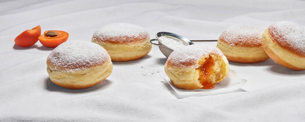 Mehrere Marillenkrapfen liegen auf einem weißen Tuch