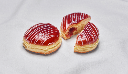 Ein Heiße Liebe-Krapfen aus der INTERSPAR-Backstube auf einem weißen Tuch