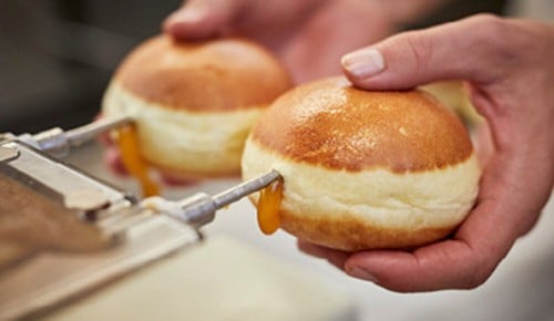 Frische Marillenkrapfen beim Füllen mit Marmelade