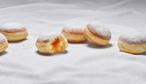 Mehrere Marillenkrapfen auf einem weißen Tuch