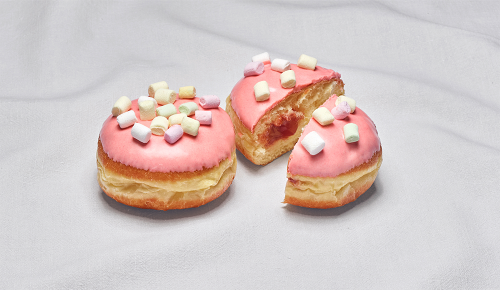 Ein Marshmallow-Krapfen aus der INTERSPAR-Backstube auf einem weißen Tuch