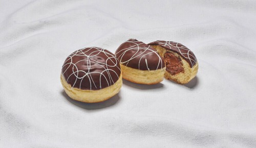 Ein in zwei Hälften geteilter Nougatkrapfen auf einem weißen Tuch