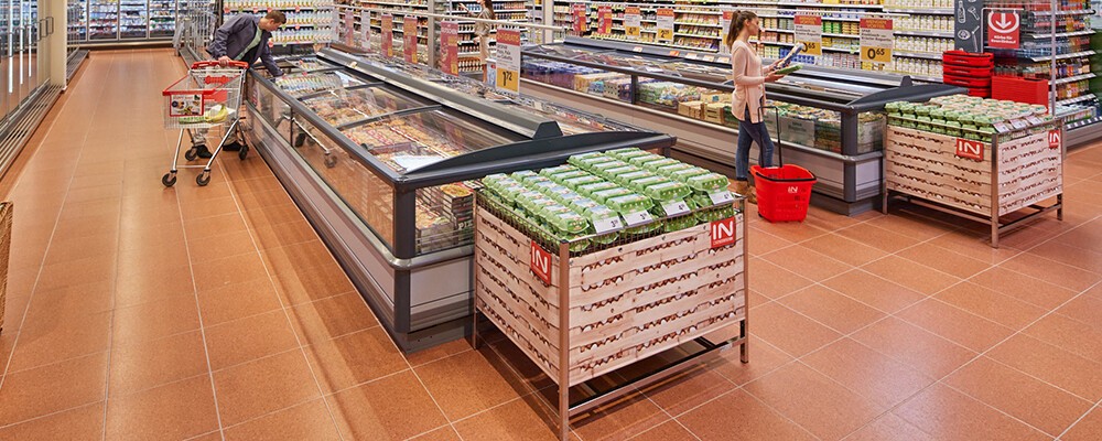 Ein ungekühlter Aufsteller voller Eier in einem INTERSPAR