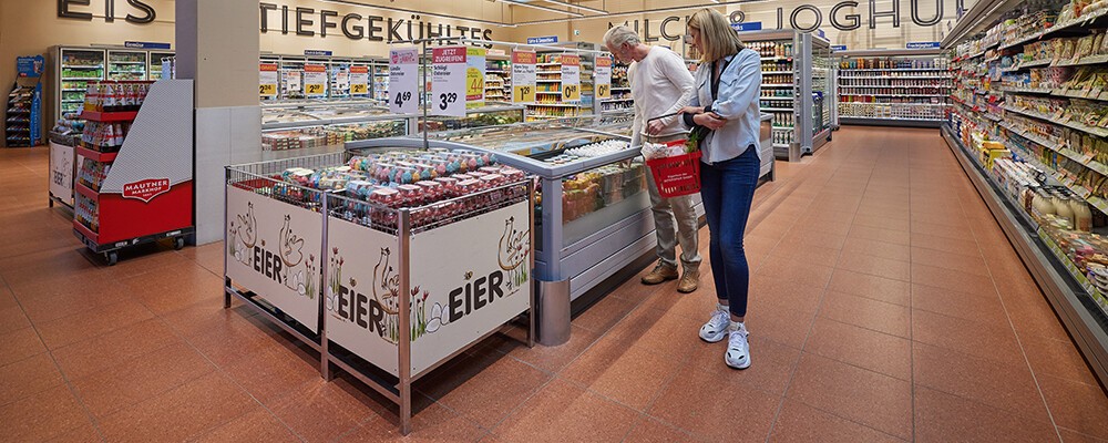 Ein Mann und eine Frau beim Einkaufen von Eiern in einem INTERSPAR-Hypermarkt