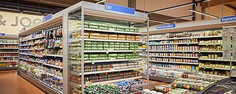 Ein gekühltes Regal voller verschieden großer Eierschachteln in einem INTERSPAR