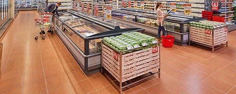 Ein ungekühlter Aufsteller voller Eier in einem INTERSPAR