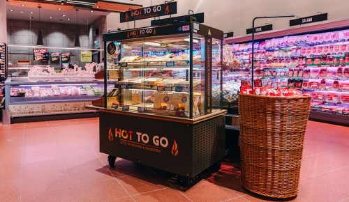 Blick auf einen Hot To Go-Möbel in einem INTERSPAR-Hypermarkt mit verschiedenen heißen Gerichten