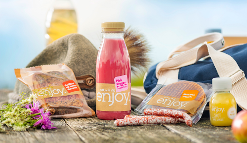 Verschiedene SPAR Enjoy-Produkte im Sonnenschein auf einem Tisch