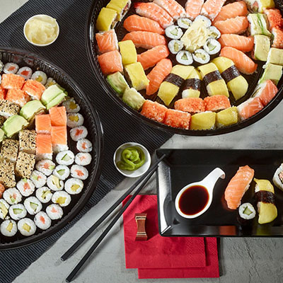 Zwei große Platten mit verschiedenen Sushi und Maki