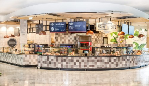 Ein Foto der Market Kitchen vor dem INTERSPAR Vöcklabruck in der Varena