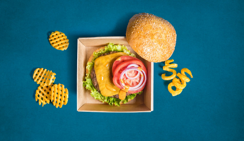Beef Burger und Gitterpommes aus der INTERSPAR Market Kitchen