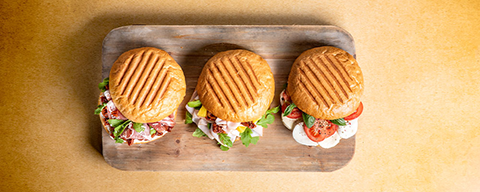 Mehrere verschiedene kleine Paninis von der INTERSPAR Market Kitchen