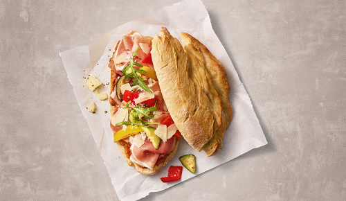 Frisches belegtes Baguette aus der Market Kitchen Wien Mitte The Mall