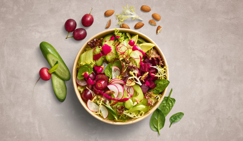 Frische Bowl mit verschiedenen Toppings aus der Market Kitchen Wien Mitte The Mall