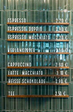 Speisekarte an der Wand in der Market Kitchen Wien Mitte The Wall