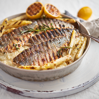 Spargel-Zitronen-Risotto mit gegrilltem Lachs