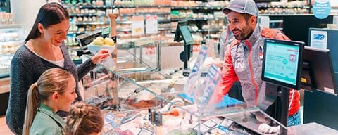 Eine Familie mit Kindern beim Aussuchen von Fisch an der Fischtheke eines INTERSPAR-Hypermarktes