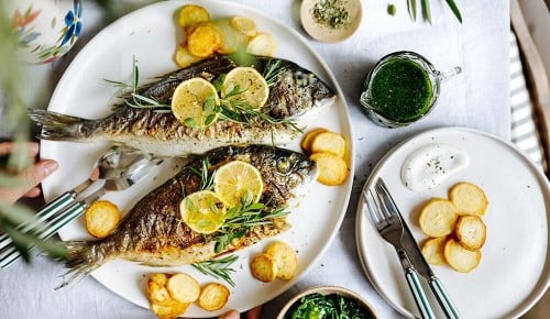 SPAR Mahlzeit! Gegrillter Fisch mit Kartoffeln, Rosmarin und Zitrone