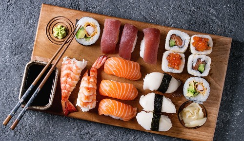 Eine Sushiplatte mit verschiedenen Sushi, Sashimi und Maki