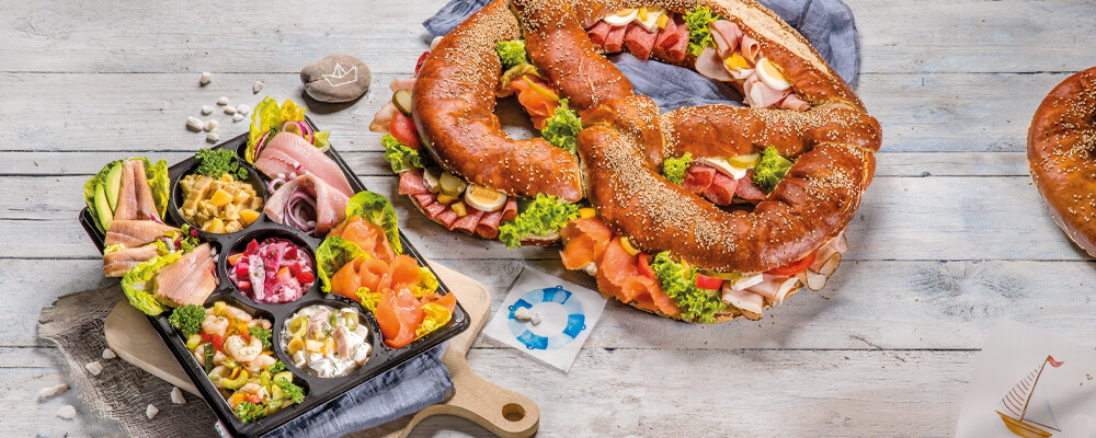 Zwei Heringsschmaus-Platten im Partyservice-Geschirr zum Bestellen