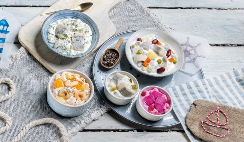 Heringsschmaus-Feinkostplatte mit verschiedene Aufstrichen und Snacks