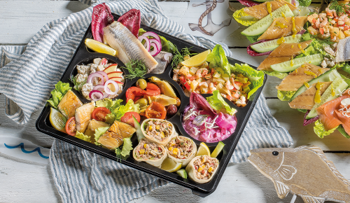 Eine Fischplatte mit verschiedenen Aufstrichen, Wraps und mehr