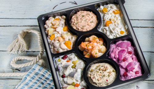 Eine Heringsschmaus-Gourmetplatte mit verschiedenen Aufstrichen