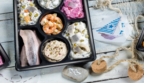 Eine Platte mit verschiedenen Heringsschmaus- und Fischaustrichen