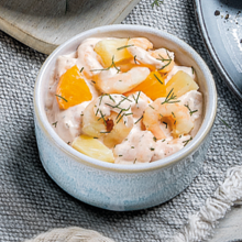 Shrimps-Cocktail in einem weißen Schälchen