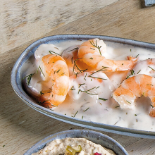Shrimpssalat mit Dill in einem hellblauen Schälchen