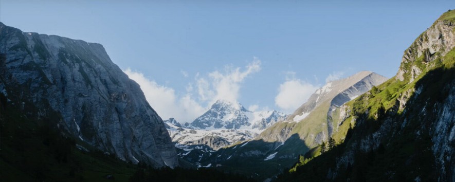 Blick in die Berge mit verschneiten Gipfeln