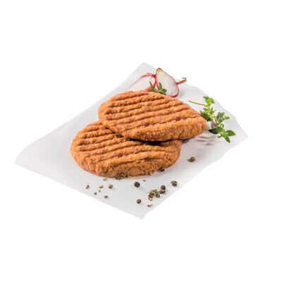 Zwei marinierte Burgerpatties auf einem weißen Teller