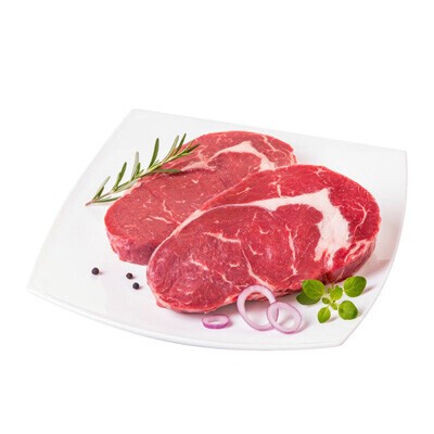 Zwei Ribeye Steaks auf einem weißen Teller