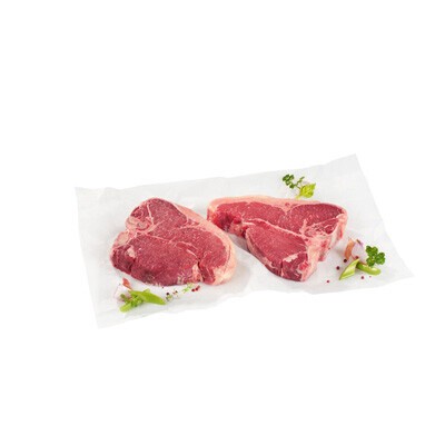 Zwei T-Bone Steaks auf einem weißen Teller
