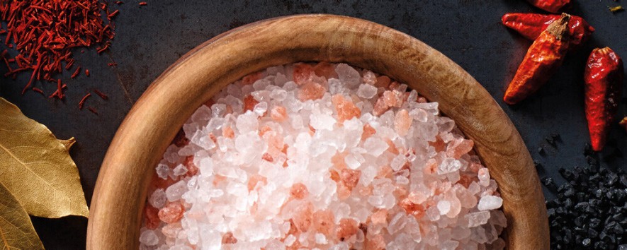 Rosa-Weiß-gemischtes Salz in einem Schälchen