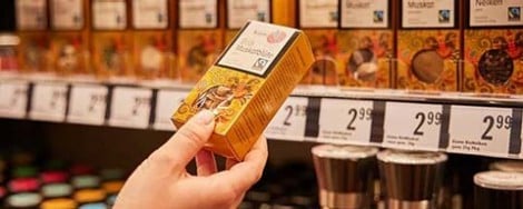 Eine Person hält Packungen mit verschiedenen Gewürzen in den Händen