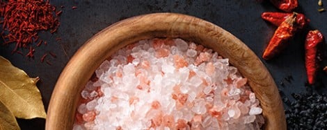 Rosa-Weiß-gemischtes Salz in einem Schälchen