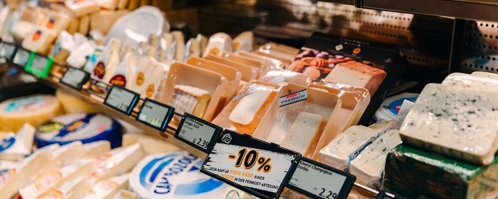 Blick auf die Auswahl an verschiedenen Käsesorten in der INTERSPAR-Käsetheke