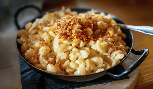 Frisch zubereitete Käsespätzle in einer Gusseisen-Pfanne