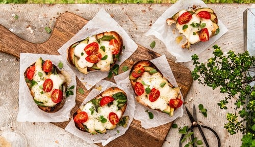 SPAR Mahlzeit! Feine Grill-Bruschetta mit Tomate-Mozzarella und Avocado