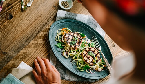 SPAR Mahlzeit Zucchini-Minze-Salat mit gegrilltem Bratkäse