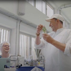 Zwei Mitarbeiter:innen von Metzler mit einem Molkeerzeugnis